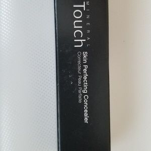 Younique Concealer Satin